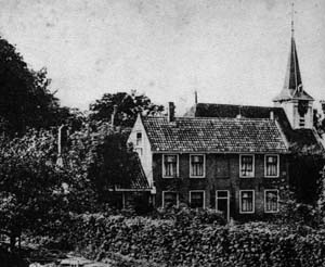 Kerk met oude pastorie van voor 1913