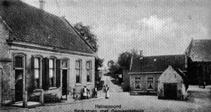 Kerkstoep met gemeentehuis rond 1915