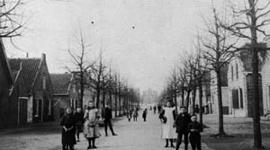 De Voorstraat in 1910. Vaag op de achtergrond Het Wapen van Nieuw-Beijerland