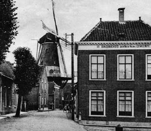 Molenstraat in 1920. Het diakoniehuis werd in 1961 afgebroken en later werd het postkantoor er gevestigd