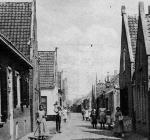 Nieuwstraat omstreeks 1915. Het witte huis links was later Caf Viergever