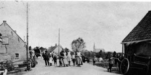 De Munnikendijk. Op de achtergrond de kerktoren