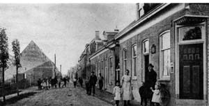 De Dorpsstraat in de richting van Numansdorp in 1920