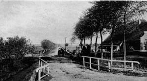 De Ronduitweg in 1920 met rechts de boerdeij van De Jong